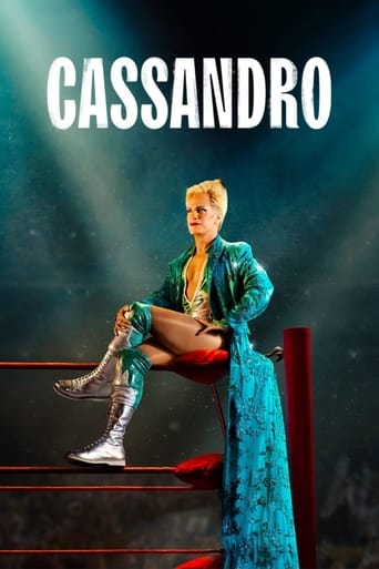Saúl Armendáriz, um lutador amador homossexual de El Paso, alcança o sucesso internacional após criar a personagem Cassandro, o 