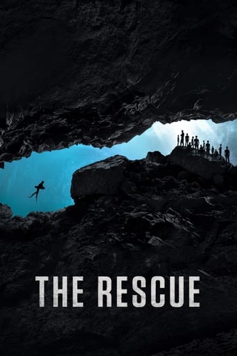 Ένα χρονικό της συναρπαστικής, ενάντια σε όλες τις πιθανότητες ιστορίας που συγκλόνισε τον κόσμο το 2018: η τολμηρή διάσωση δώδεκα αγοριών και του προπονητή τους από βαθιά μέσα σε μια πλημμυρισμένη σπηλιά στη Βόρεια Ταϊλάνδη.